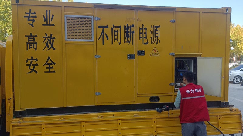 红旗柴油发电机组和UPS电源配合使用时，如何避免切换过程中的电力中断？
